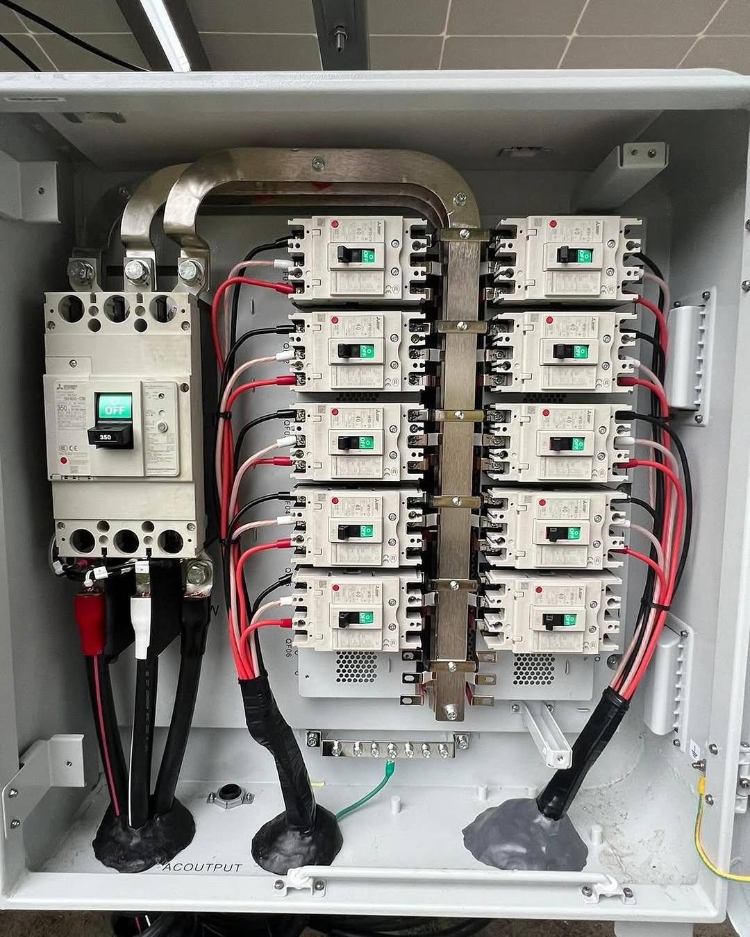 宮本電工の施工：太陽光発電の配線工事（Instagramより）